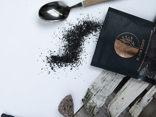 Black Stuff -pakurivalmiste pöydällä lusikan kanssa