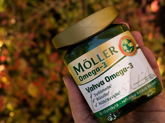 Möllerin Vahva Omega-3 kalanmaksaöljykapselit ruskaista taustaa vasten