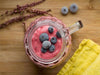 Mustikkainen smoothie lasituopissa