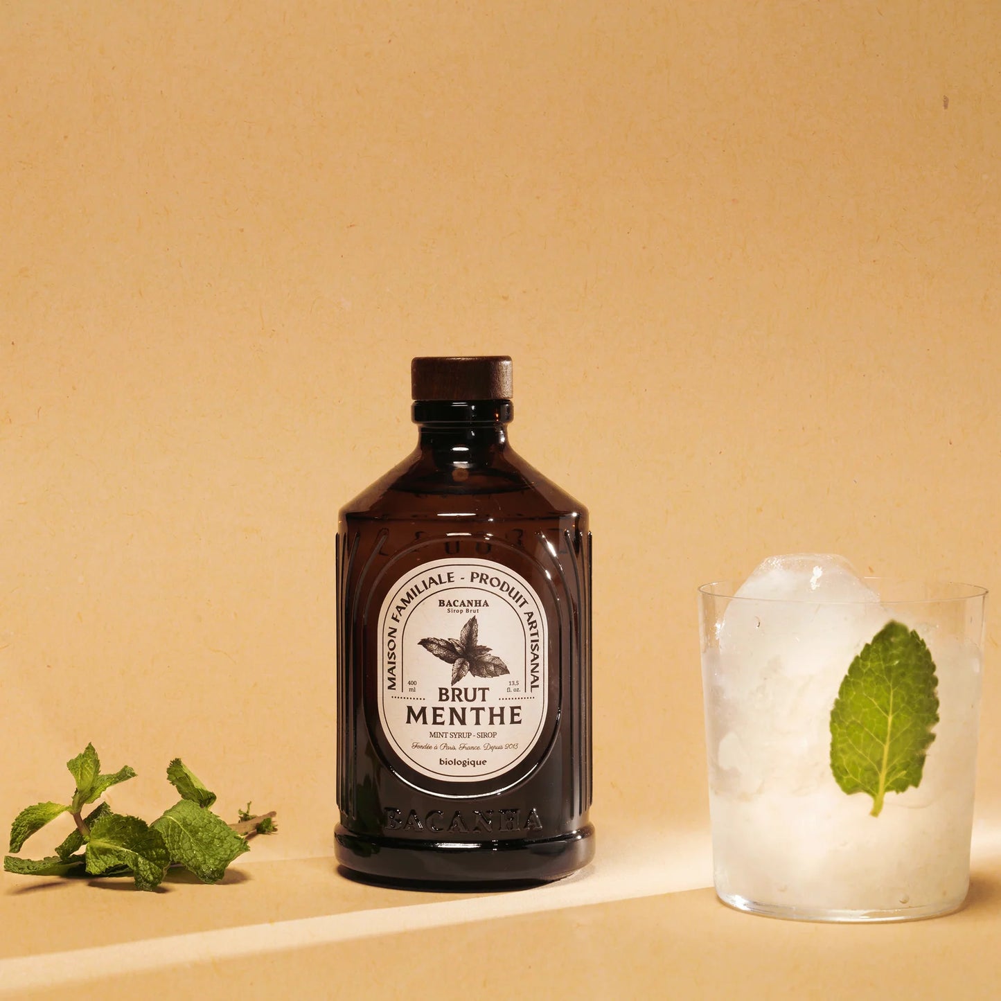 Bacanha Luomu Minttusiirappi ja cocktail-lasi