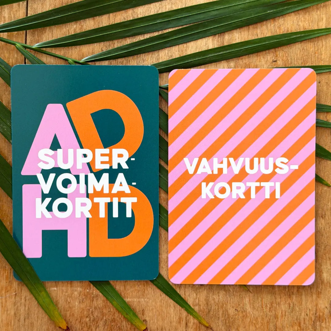 Hidasta elämää ADHD-supervoimakortit ja vahvuuskortti levitettyinä – oranssi-pinkki korttisarja