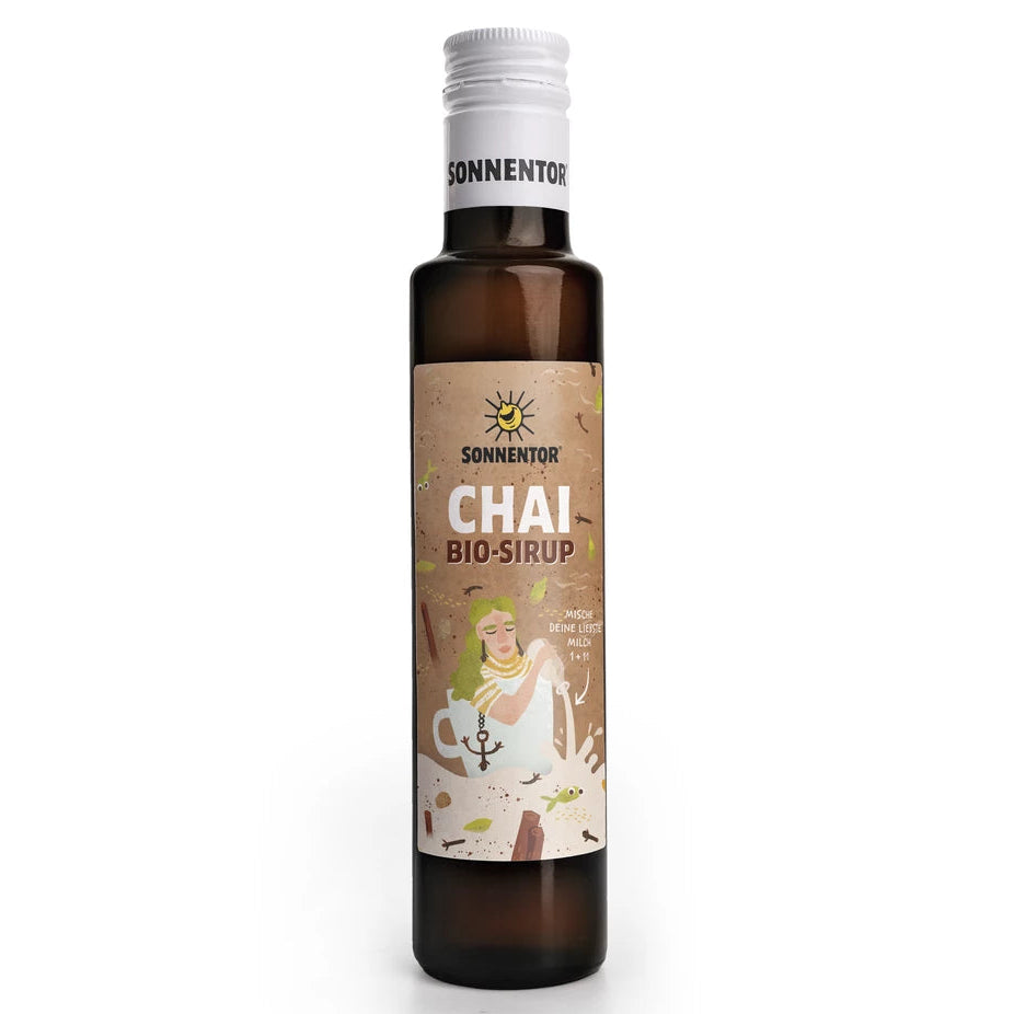 Sonnentor Luomu Chaisiirappi -pullo ja valmis chai latte mausteineen