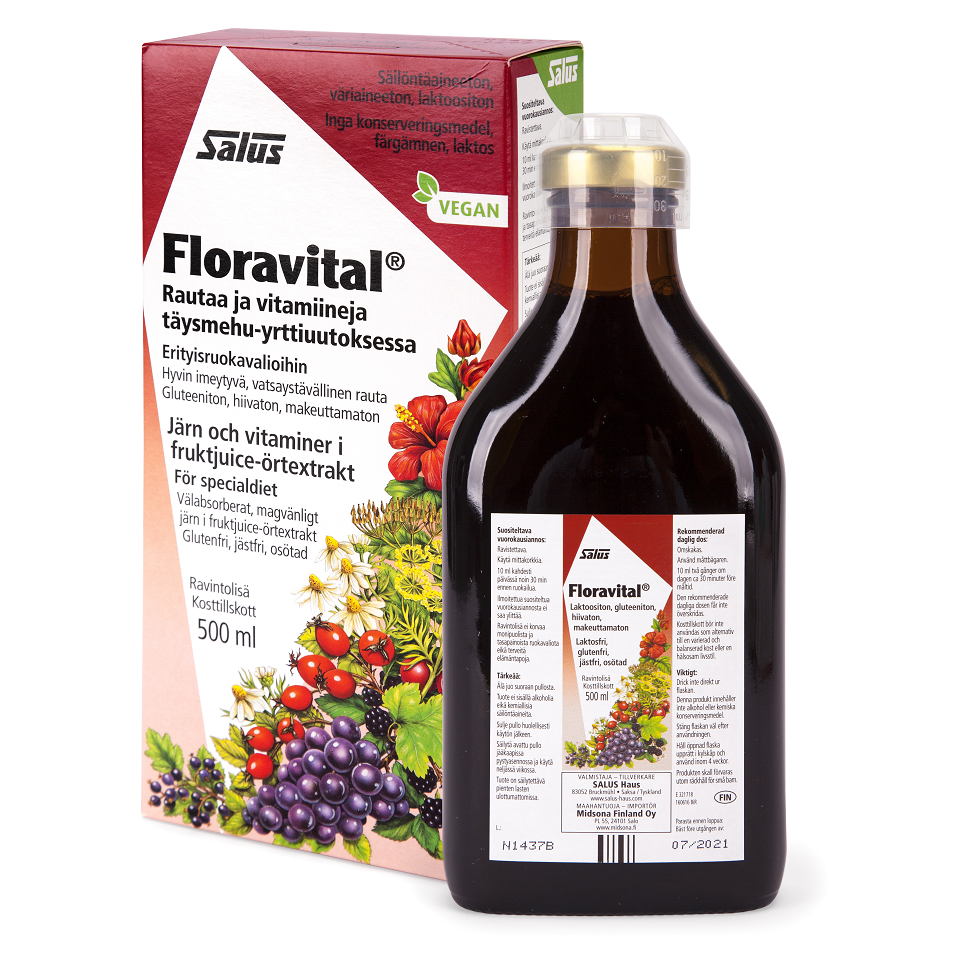 Pullollinen Salus Floravital rautavalmistetta. Salus seisoo laatikkonsa edessä, molemmat koristeltu valikoitujen hedelmien ja yrttien kanssa. Pakkaus korostaa tätä vegaanista rautavalmistetta runsaasti rautaa ja vitamiineja sisältäväksi.